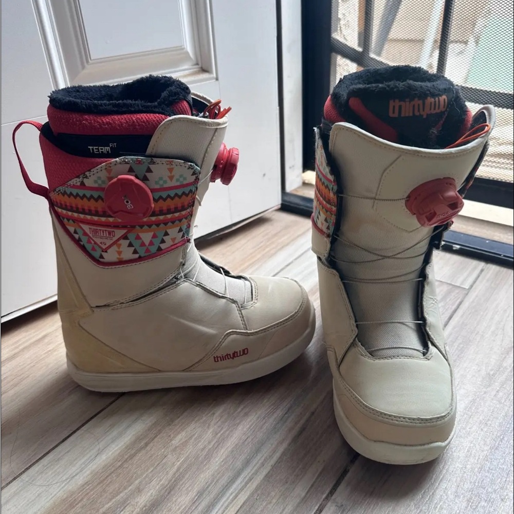 Snowboard boots